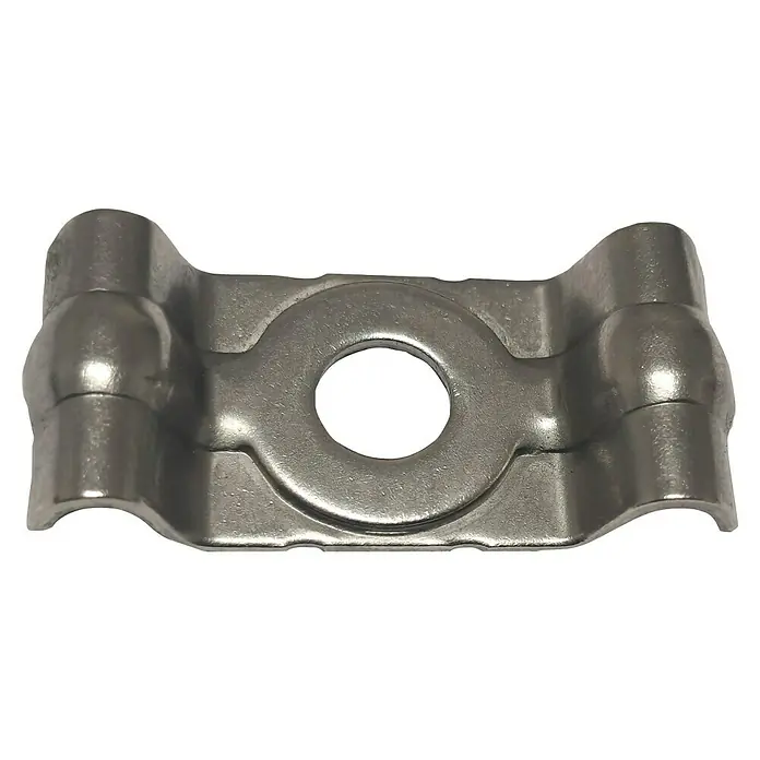 FA-Bausysteme Zaunverbinder Schmetterlingshalter - Silber, Stahl, Passend für: Doppelstabmattenzäune - Eine Nahaufnahme einer Rohrschelle, die aus Metall gefertigt ist und ein Loch in der Mitte hat. Sie ist glänzend und silberfarben.