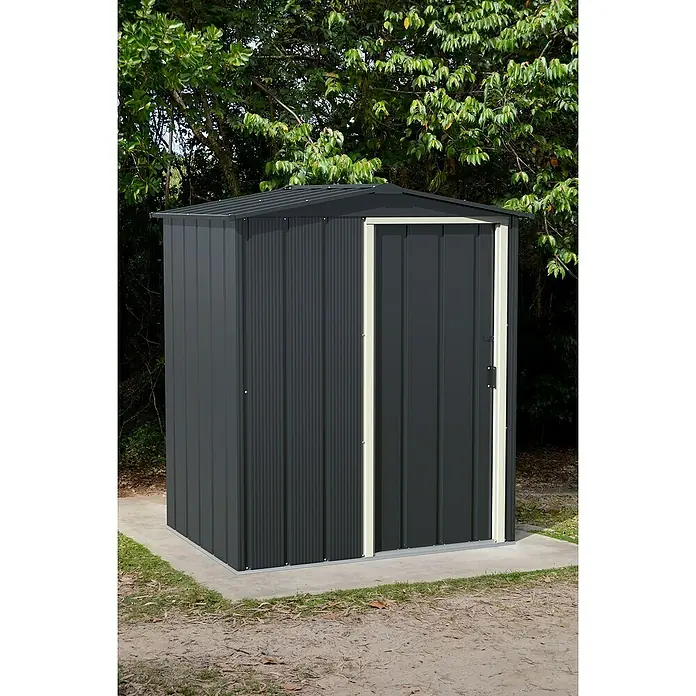 Duramax Gerätehaus Eco - 123 cm, 161,6 cm, Stahl, Anthrazit - Ein geräumiger, anthrazitfarbener Gartenschuppen mit Doppeltür und hellen Zierleisten steht auf einer Betonplatte. Ideal für Werkzeug und Gartengeräte.