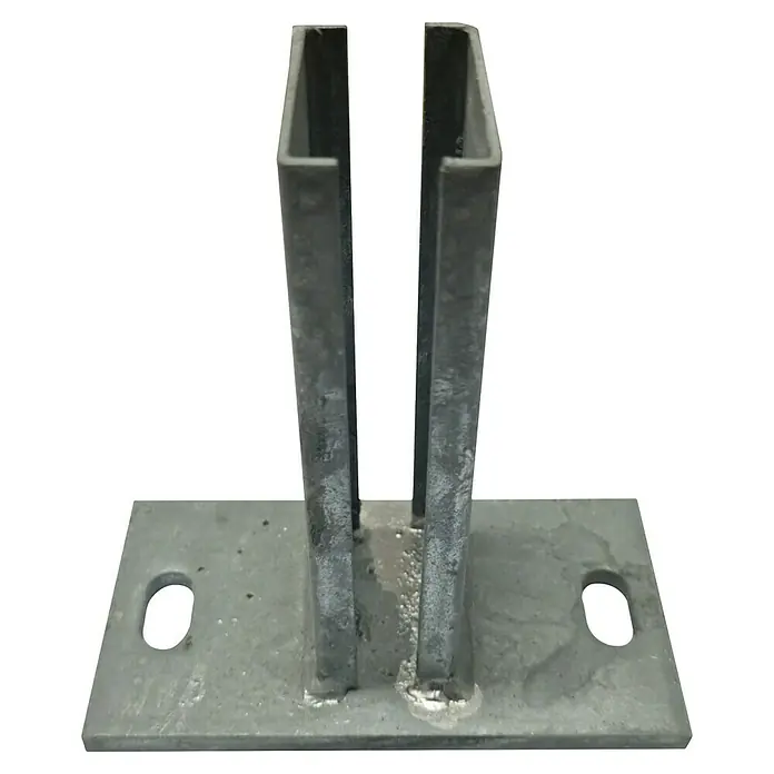FA-Bausysteme Standfuß Eco kurz - Passend für: 40 x 60 mm Pfosten, Zink - Metallhalterung: Stabile Metallkonstruktion mit zwei U-förmigen Stützen auf einer rechteckigen Basis mit Löchern zur Befestigung.