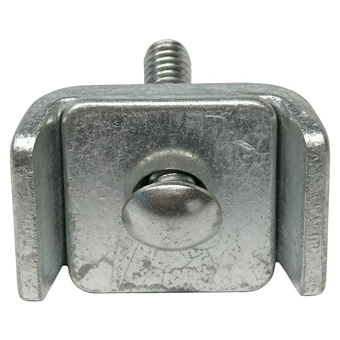 FA-Bausysteme Eckverbinder - 35 x 40 x 10 mm, Silber, Passend für: Doppelstabmattenzäune - Nahaufnahme einer verzinkten Trägerklemme, ein robustes Befestigungselement für industrielle Anwendungen und sichere Verbindungen.