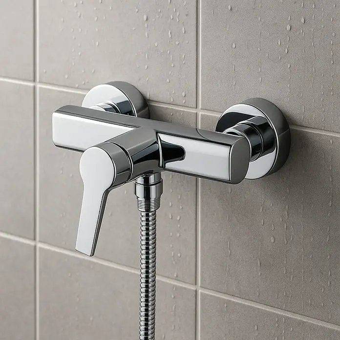 Clever Eno-X Grifo monomando de ducha - Cromo, Resplandeciente - Primer plano de un elegante mezclador de ducha cromado con gotas de agua sobre azulejos grises.