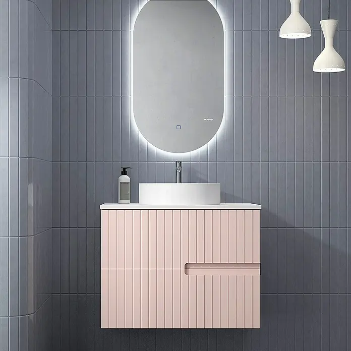 Duplach Mueble bajo de lavabo Abi - L x An x Al: 45 x 60 x 60 cm, Rosa - Baño moderno con espejo iluminado, mueble de lavabo rosa y lavabo sobre encimera. Elegantes lámparas colgantes completan el diseño.