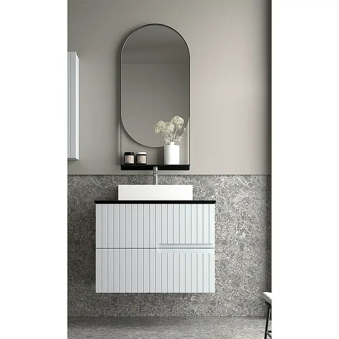 Duplach Mueble bajo de lavabo Abi - L x An x Al: 45 x 80 x 60 cm, Gris - Elegante conjunto de baño con un moderno mueble de lavabo blanco, estante negro y espejo ovalado, que combina diseño elegante y funcionalidad.