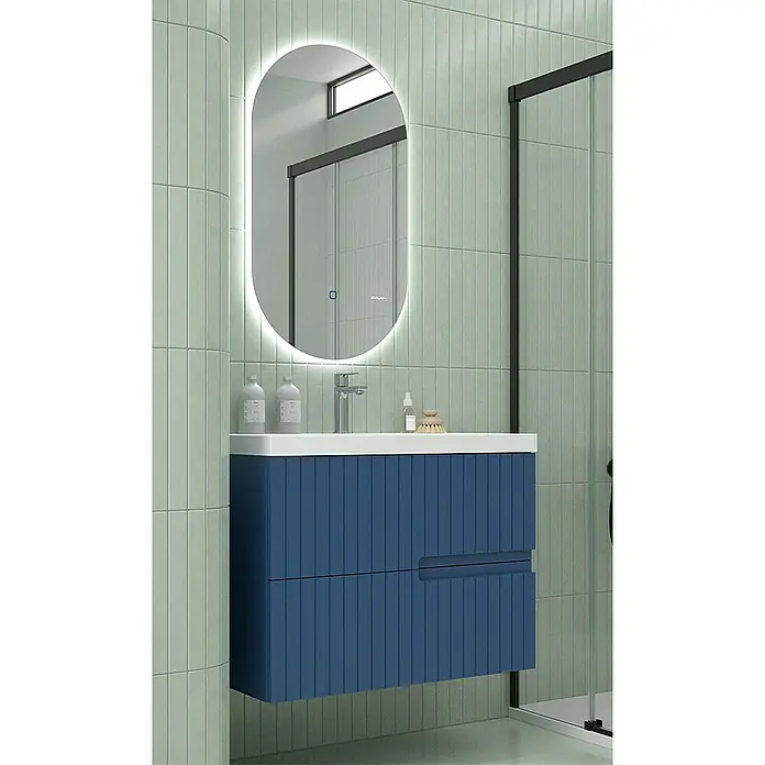 Duplach Mueble bajo de lavabo Abi - L x An x Al: 45 x 80 x 60 cm, Oceano - Escena de baño con mueble de lavabo azul, lavabo sobre encimera y espejo iluminado, creando un ambiente moderno.