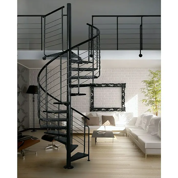 Atrium Spindeltreppe Heavy Metal - Farbton Metall: RAL 9005, Durchmesser: 119 cm, Riffelblech, Geschosshöhe: 280 cm - 300 cm - Eine elegante Wendeltreppe aus schwarzem Metall fügt sich nahtlos in ein modernes Wohnzimmer ein und verbindet zwei Etagen stilvoll.