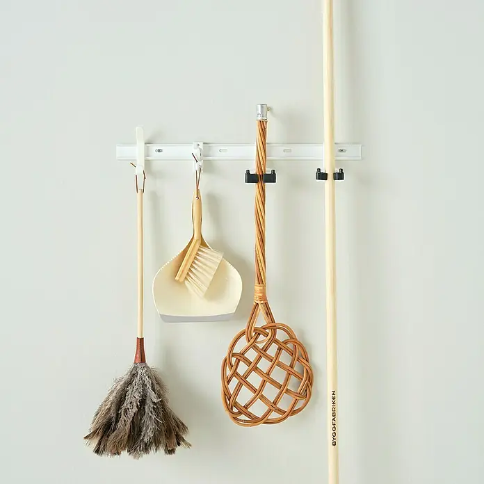 Elfa Classic by Elfa Aufhängeschiene - Breite: 60 cm, Weiß - Reinigungswerkzeuge an einer Wandhalterung, darunter Staubwedel, Kehrschaufel, Bürste, Teppichklopfer und Besen.