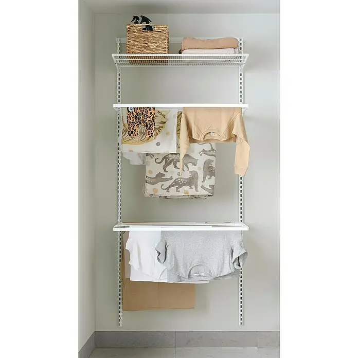 Elfa Classic by Elfa Wäscheständer - Breite: 90 cm, Stahl, Farbe: Weiß - Drei Regale mit Kleidung und Accessoires. Der Fokus liegt auf dem Ordnungssystem mit Kleidung in neutralen Farben und Mustern.
