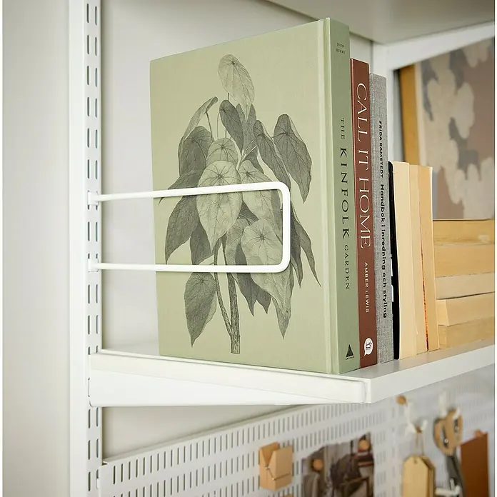 Elfa Classic by Elfa Buchstütze für Wandleiste - L x B x H: 25 x 1,9 x 7,5 cm, Weiß, 2 Stk. - Bücherregal mit Pflanzenbuch, Kochbuch und Ratgeber, gehalten von einem weißen Buchhalter. Ideal für Leseratten und Designliebhaber.