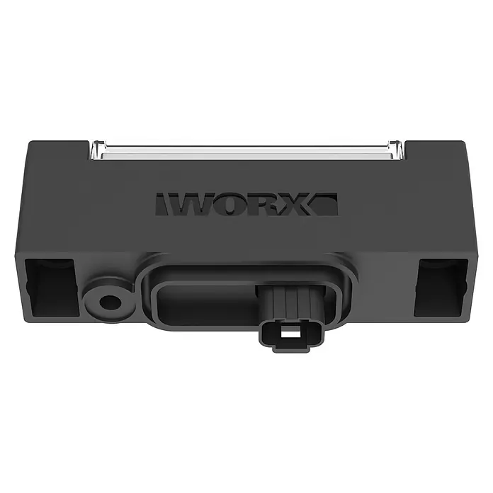Worx Lichtmodul für Mähroboter Robot Fill Light - Passend für: Worx Landroid Vision Cloud - Eine Nahaufnahme eines schwarzen Worx-Produktes, das ein elektronisches Gerät mit einem Steckplatz und einem Worx-Logo zeigt.
