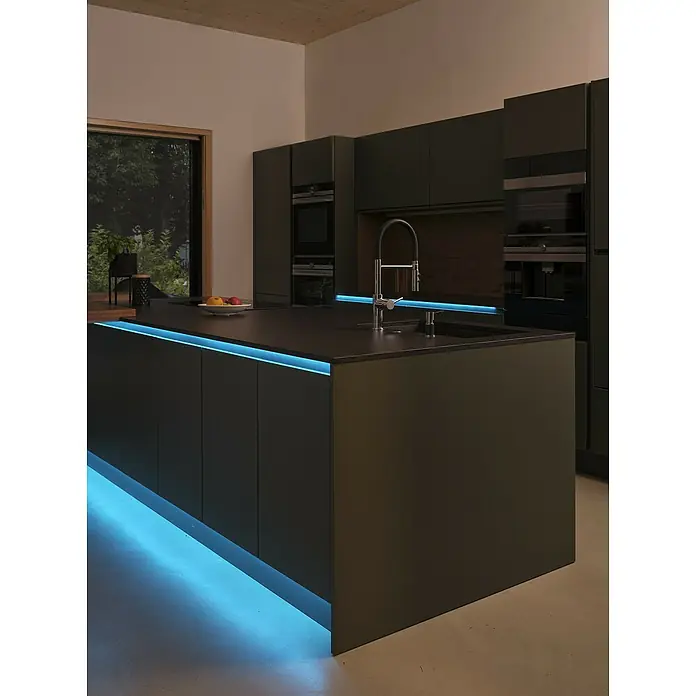 Osram Smart+ LED-Band COB - Länge: 500 cm, Lichtfarbe: RGB, 35 W, 220 V - 240 V - Moderne Küche mit stilvoller Kücheninsel und stimmungsvoller blauer LED-Beleuchtung unterhalb der Arbeitsfläche und des Sockels.