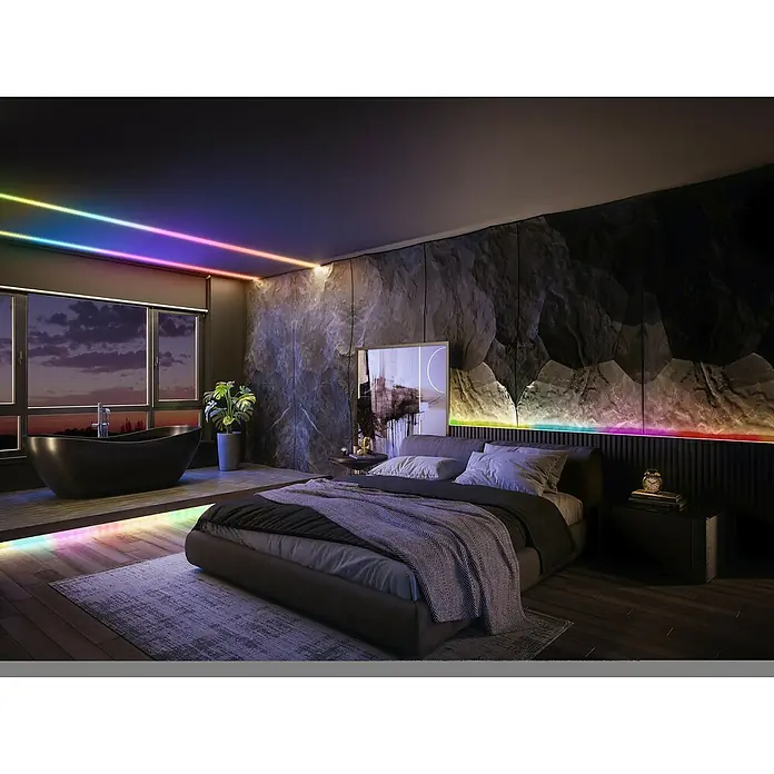 Osram Smart+ LED-Band COB - Länge: 500 cm, Lichtfarbe: RGB, 35 W, 220 V - 240 V - Schlafzimmer mit luxuriösem Bett, stimmungsvoller Beleuchtung und freistehender Badewanne für entspannende Momente.