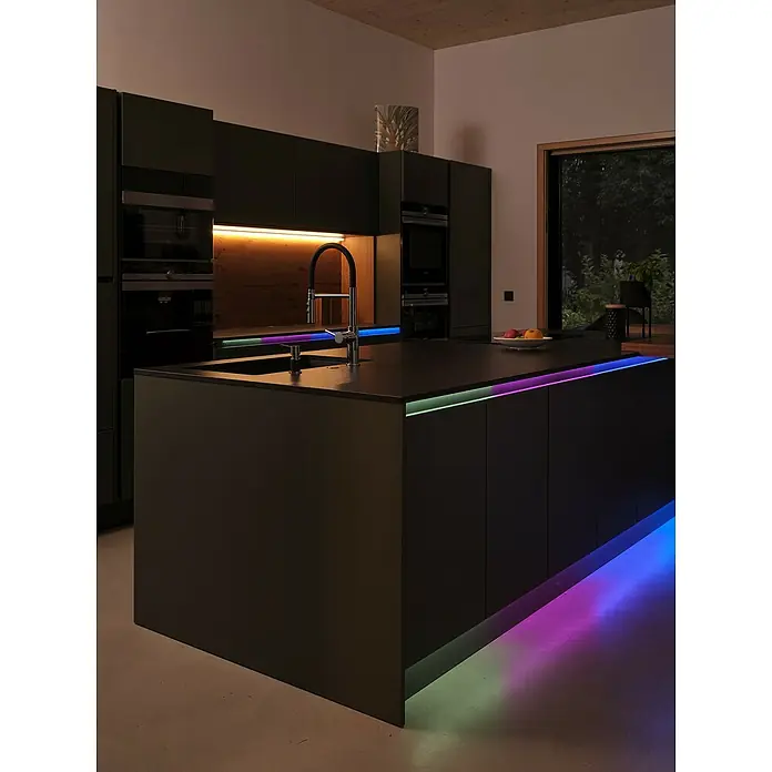 Osram Smart+ LED-Band COB - Länge: 500 cm, Lichtfarbe: RGB, 35 W, 220 V - 240 V - Elegante Küche mit farbiger LED-Beleuchtung unter der Kücheninsel, die eine moderne und einladende Atmosphäre schafft.