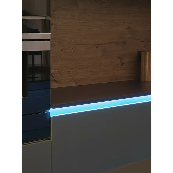 Osram Smart+ LED-Band COB - Länge: 500 cm, Lichtfarbe: RGB, 35 W, 220 V - 240 V - Elegantes Küchendesign mit moderner blauer LED-Beleuchtung unter der Arbeitsfläche. Die Holzrückwand sorgt für Wärme.
