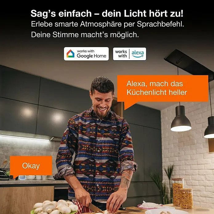 Osram Smart+ LED-Band COB - Länge: 500 cm, Lichtfarbe: Tageslichtweiß, 18 W, 1.700 lm, 220 V - 240 V - Der Mann in der Küche steuert mit seiner Stimme die intelligente Beleuchtung, dank "works with Google Home" und "works with Alexa".
