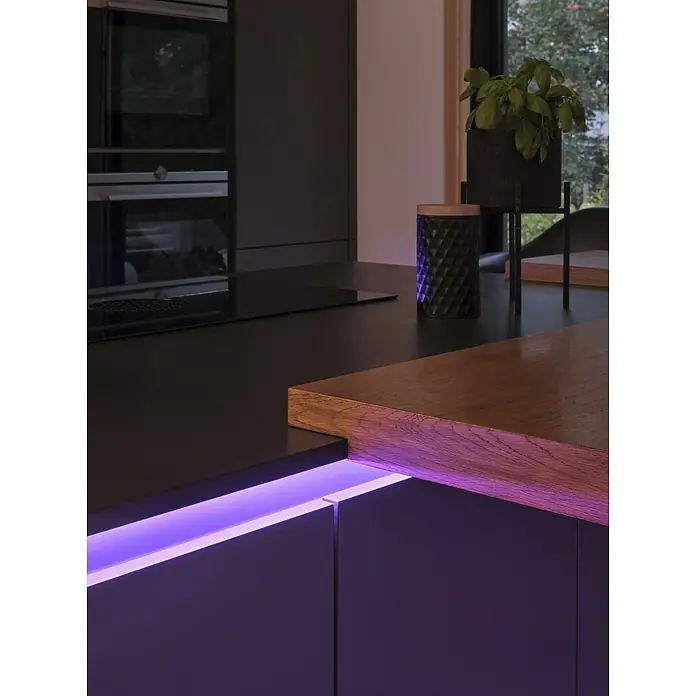 Osram Smart+ LED-Band COB - Länge: 500 cm, Lichtfarbe: RGB, 35 W, 220 V - 240 V - Moderne Küchenansicht mit integrierter Beleuchtung, die eine stilvolle und gemütliche Atmosphäre schafft.