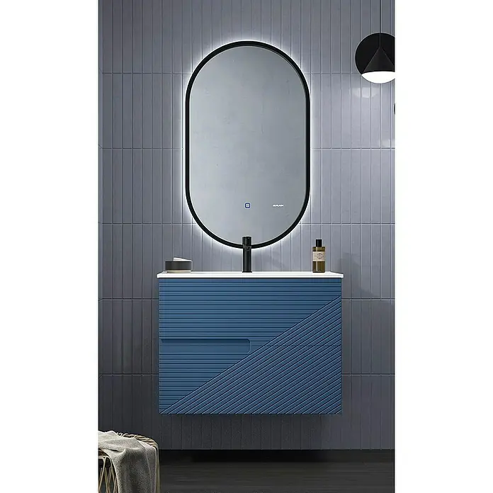 Duplach Mueble bajo de lavabo Rimo - L x An x Al: 45 x 80 x 60 cm, Oceano - Un baño moderno con un elegante tocador azul con un diseño acanalado único bajo un espejo ovalado con iluminación integrada.