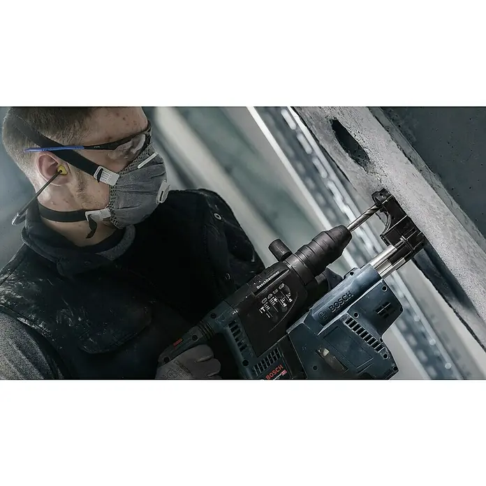 Bosch Beton- & Steinbohrer PRO SDS plus-5X - 1 Stk., Durchmesser Bohrer: 5 mm, Arbeitslänge: 50 mm - Ein Arbeiter bohrt mit einem Boschhammer Bohrhammer Löcher in Beton, wobei er Schutzbrille, Staubmaske und Gehörschutz trägt.