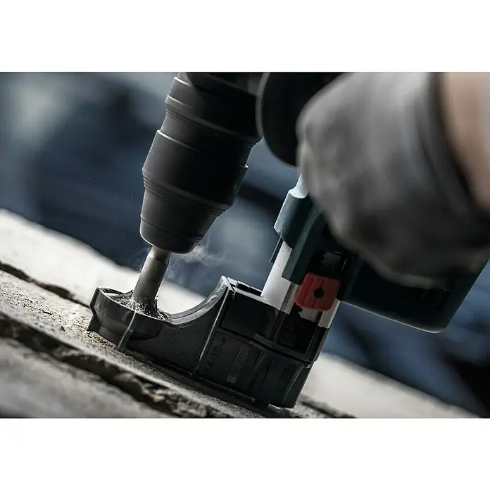 Bosch Beton- & Steinbohrer PRO SDS plus-5X - 1 Stk., Durchmesser Bohrer: 18 mm, Arbeitslänge: 250 mm - Nahaufnahme einer Bohrmaschine beim Bohren mit Staubabsaugung, ideal für saubere und präzise Arbeiten.