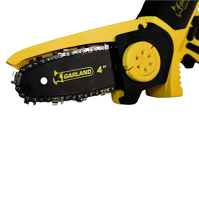 Garland Motosierra de batería Rodent Keeper 104 OB-V25 - 16 V, 2,5 Ah, Iones de litio, 2 baterías, Longitud de la cuchilla: 10 cm - Primer plano de una mini motosierra amarilla "Garland" con una barra de 4 pulgadas, diseñada para cortes precisos y cuidado de árboles.