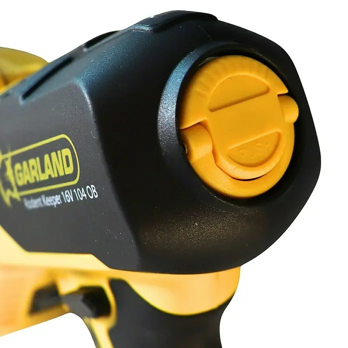Garland Motosierra de batería Rodent Keeper 104 OB-V25 - 16 V, 2,5 Ah, Iones de litio, 2 baterías, Longitud de la cuchilla: 10 cm - Primer plano de un dispositivo de control de plagas Garland Rodent Keeper 16V 104 OB, que muestra un panel de control amarillo con la palabra 'Push'.