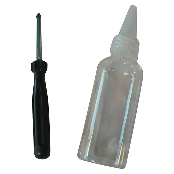 Garland Motosierra de batería Rodent Keeper 104 OB-V25 - 16 V, 2,5 Ah, Iones de litio, 2 baterías, Longitud de la cuchilla: 10 cm - Destornillador con mango negro junto a una botella de plástico transparente con tapón de rosca.