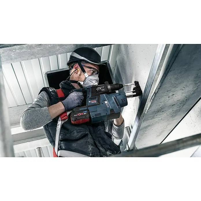 Bosch Beton- & Steinbohrer PRO SDS plus-5X - 1 Stk., Durchmesser Bohrer: 12 mm, Arbeitslänge: 400 mm - Ein Bauarbeiter, der einen Bosch Akku-Bohrhammer verwendet, um in eine Betondecke zu bohren. Das Werkzeug ist ein leistungsstarker und zuverlässiger Helfer auf der Baustelle.
