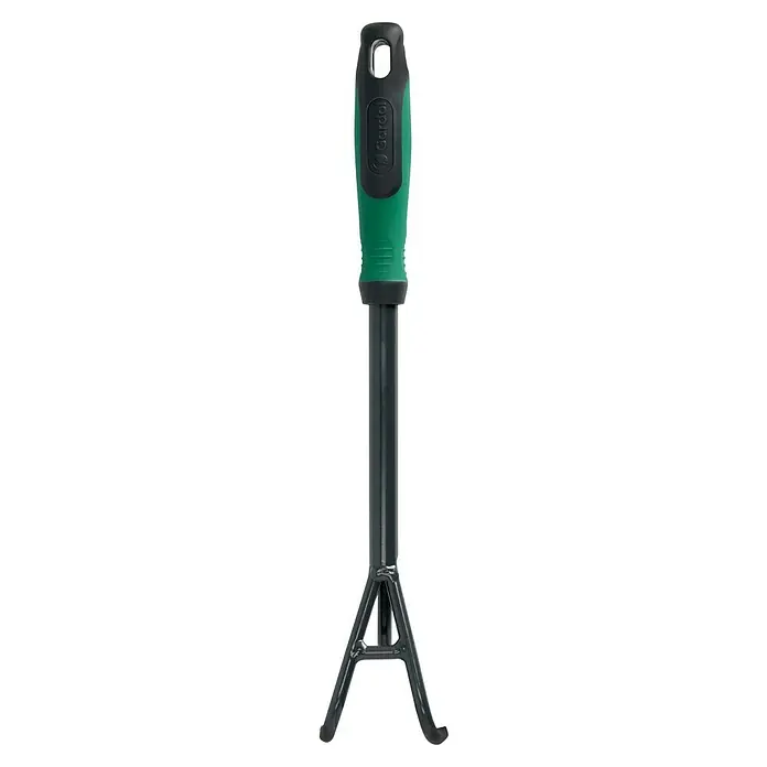 Gardol Hand-Kleingrubber - Arbeitsbreite: 8 cm, Anzahl Zinken: 3, Kurzstiel - Nahaufnahme einer manuellen Gartenhacke mit einem ergonomischen Griff, ideal zum Auflockern und Belüften von Böden.