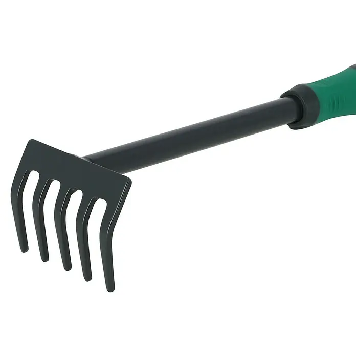 Gardol Hand-Kleinrechen - Arbeitsbreite: 85 mm, Anzahl Zinken: 5, Kurzstiel - Nahaufnahme eines kleinen, schwarzen Gartenrechens mit grünem Griff, ideal zum Auflockern von Erde und Entfernen von Unkraut.