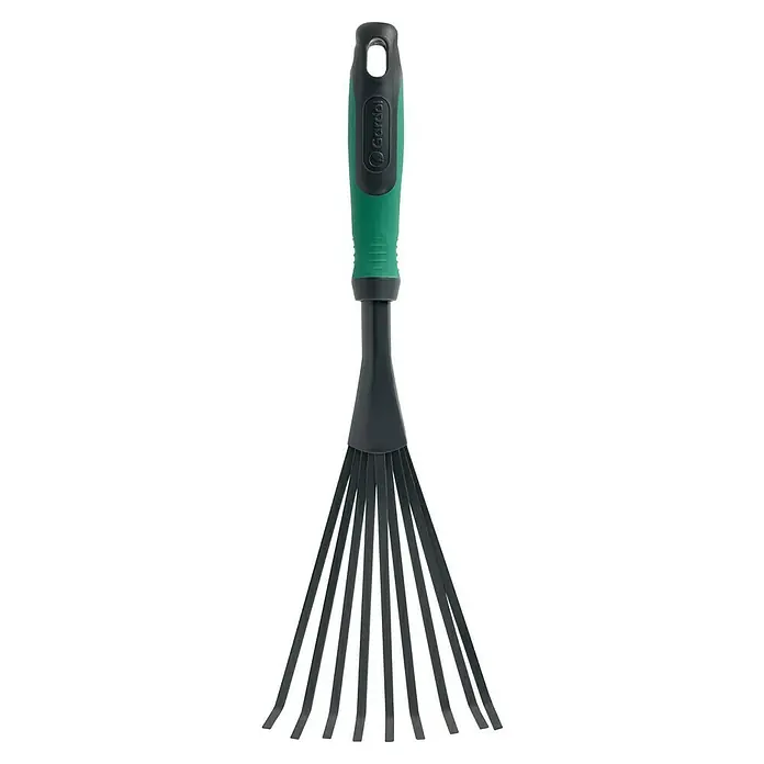 Gardol Hand-Kleinfeger - Arbeitsbreite: 12,5 cm, Anzahl Zinken: 9, Kurzstiel - Nahaufnahme eines Gartenrechens von Gardol mit grünem Griff und flexiblen Zinken, ideal für die Gartenarbeit und Laubbeseitigung.