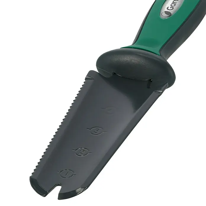 Gardol Multifunktionswerkzeug - 28,5 cm, Metall - Nahaufnahme eines Gartenwerkzeugs mit grünem Griff und grauer Klinge, das sich ideal zum Pflanzen und Umtopfen eignet.