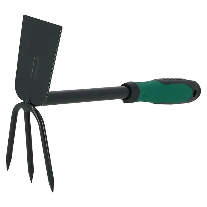 Gardol Hand-Doppelhäckchen - Arbeitsbreite: 6,5 cm, Anzahl Zinken: 3, Kurzstiel - Nahaufnahme einer Gartenhacke mit schwarzem Metallkopf, dreizinkigem Grubber und grün-schwarzem Griff für die Gartenarbeit.