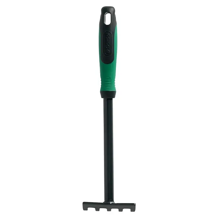 Gardol Hand-Kleinrechen - Arbeitsbreite: 85 mm, Anzahl Zinken: 5, Kurzstiel - Nahaufnahme eines Fugenkratzers mit grünem Griff, ein robustes Gartenwerkzeug zur Unkrautentfernung zwischen Pflastersteinen.