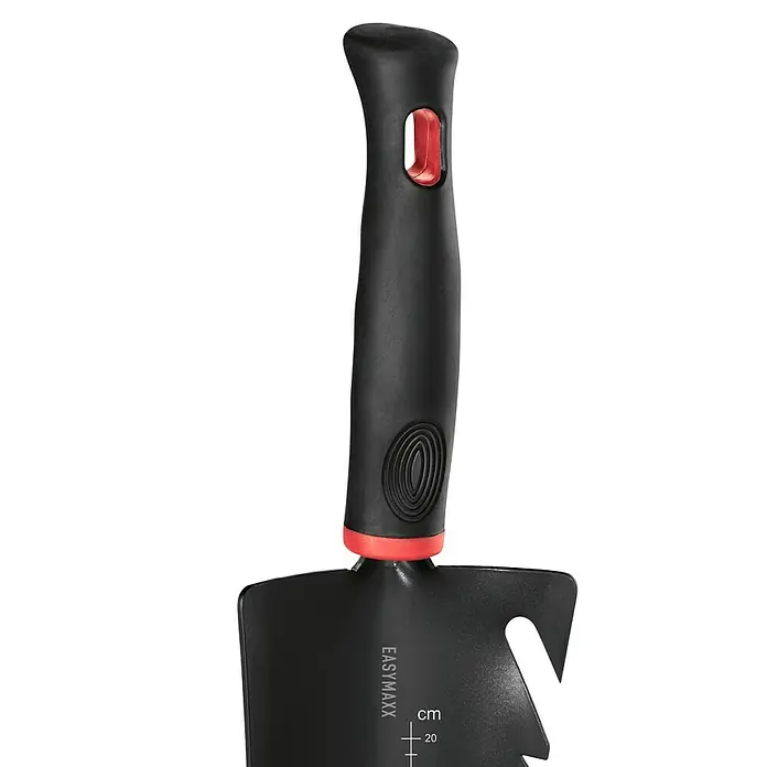 Easymaxx Schaufel Mulfifunktion 4-in-1 - Breite: 110 mm, Schwarz - Nahaufnahme eines EASYMAXX Spatens mit schwarzem Griff und rotem Akzent, der sich ideal für Gartenarbeiten eignet.