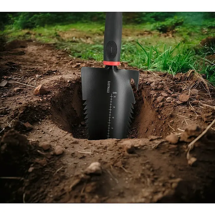 Easymaxx Schaufel Mulfifunktion 4-in-1 - Breite: 110 mm, Schwarz - Nahaufnahme eines schwarzen EasyMaxx Gartenspatens mit Tiefenmarkierungen, der in ein Erdloch gesteckt wurde.