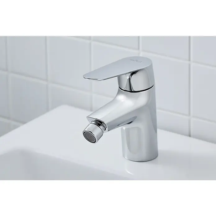 Roca Teras Grifo monomando de bidé - Cromo, Resplandeciente - Primer plano de un moderno accesorio de lavabo cromado. El diseño elegante y la superficie brillante resaltan la alta calidad.