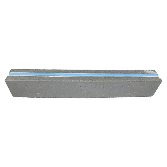 Christoph Fundamentstein Energy - 100 x 11 x 17 cm, Beton, Anthrazit - Ansicht einer Pflasterschwelle mit einem blauen Akzentstreifen, ideal für Garten- und Landschaftsbauprojekte.