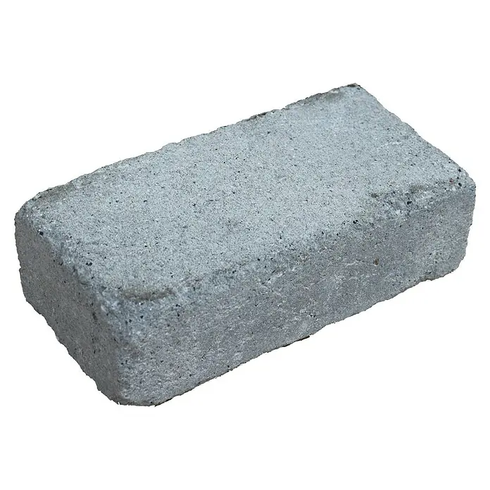 Christoph Pflasterstein CHR-Collo - 24 x 12 x 7,1 cm, Beton, Silbergrau - Nahaufnahme eines einzelnen grauen Pflastersteins, der sich ideal für Gartenwege oder Terrassen eignet. Langlebig und optisch ansprechend.