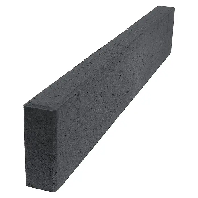Christoph Randstein - 100 x 7 x 17 cm, Anthrazit, Beton - Grauer Pflasterstein mit rauer Textur, ideal für Gartenwege und Landschaftsbau, präsentiert auf dunklem Hintergrund.