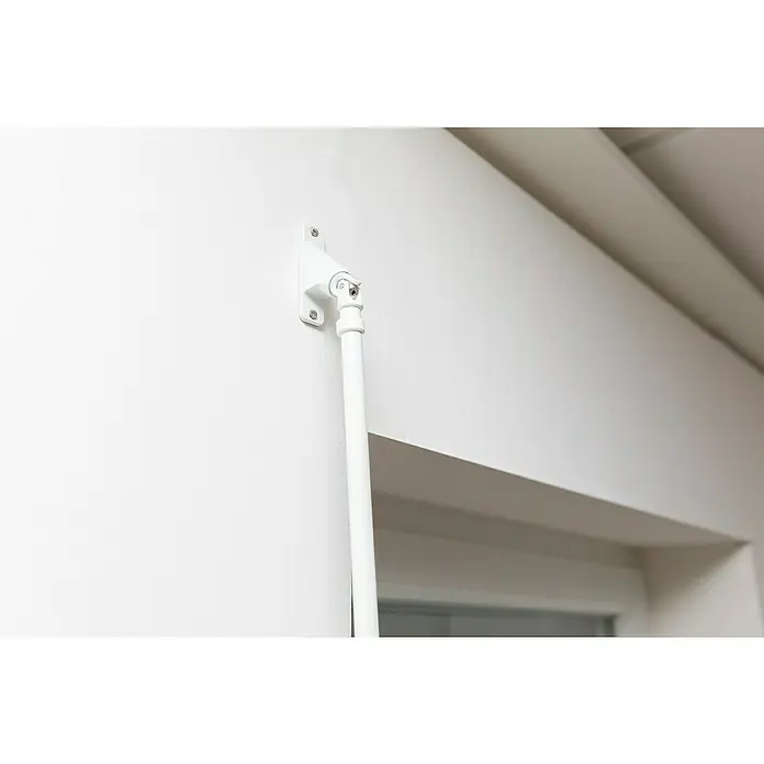 Schellenberg Gelenklagerplatte - Schwenkbereich: 90 °, Lochabstand: 73 mm, B x H: 23 x 85 mm - Weißer Fensteröffner aus Metall an einer weißen Wand befestigt, der in ein Fenster mündet. Ideal für Belüftung und Licht.