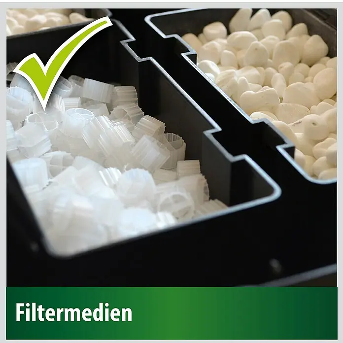 Heissner Durchlauffilter-Set - 33 W, Teichgröße: 8.000 l - Filtermedien in einem schwarzen Behälter. Die Medien sind weiße, poröse Kugeln und Bioballs.