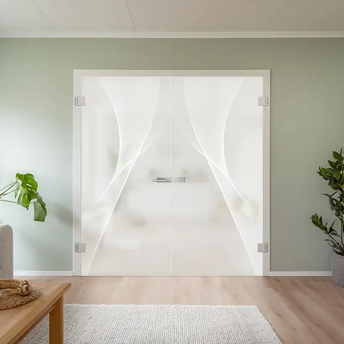 Diamond Doors Beschlag-Set Style Premium - Edelstahloptik matt, Passend für: Zweiflügelige Diamond Ganzglas-Drehtüren - Bild von eleganten, weißen Glastüren mit abstraktem Design, die einen modernen und stilvollen Übergang zwischen Räumen schaffen.