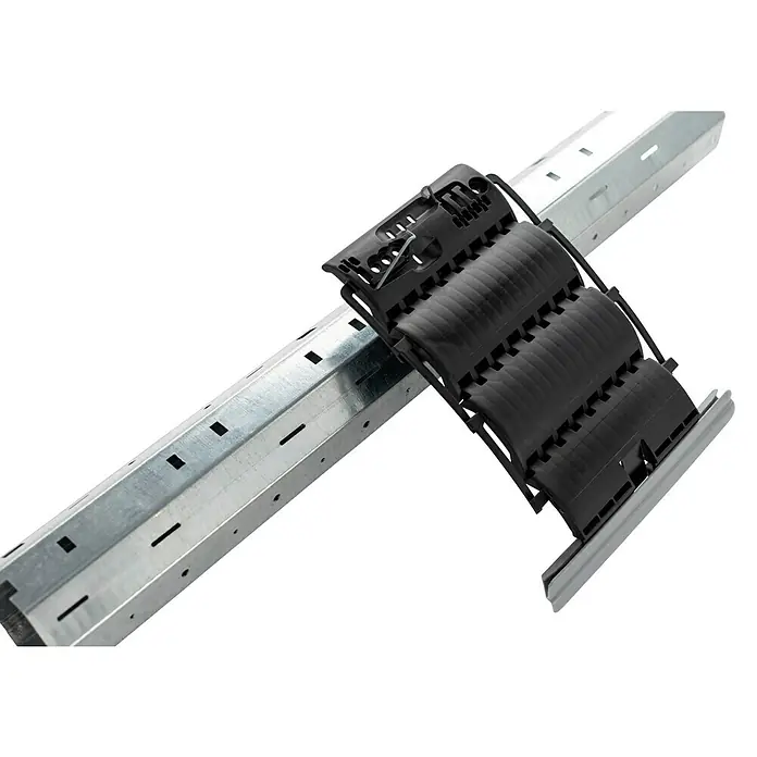 Schellenberg Hochschiebesicherung - 2 Stk., Geeignet für: Rollladen-Maxi/Mini-Systeme - Das Bild zeigt eine Energieführungskette mit Zubehör, die auf einer Metallschiene montiert ist, ideal für den Einsatz in industriellen Umgebungen.