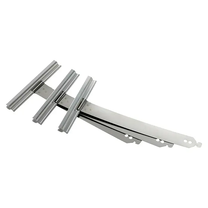 Schellenberg Rollladenaufhängung Maxi - Gurtbreite: 18 mm - 23 mm - Nahaufnahme eines Aluminium-Bühnenpodests mit Rollen. Die Rollen sind sichtbar und zeigen das Design des Podests.