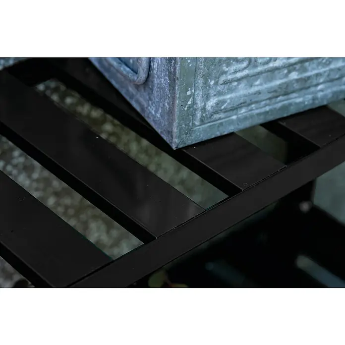 Halls Aufsatz für Gewächshaus-Tisch - 120,8 x 26 x 3,7 cm, Schwarz, Passend für: Halls Tische ( 1 Ablagefläche) - Nahaufnahme eines schwarzen Metallregals mit einem dekorativen grauen Behälter darauf, der eine moderne und vielseitige Aufbewahrungslösung präsentiert.