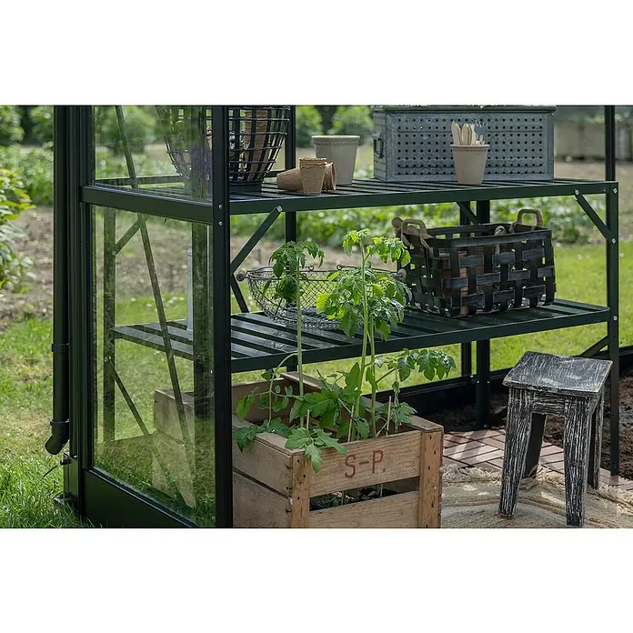 Halls Gewächshaus-Tisch - 120,8 x 76 cm, Grün, Doppelte Ablageebene - Das Bild zeigt ein grünes Gewächshausregal mit Pflanzen, Körben und anderen Gartengegenständen.