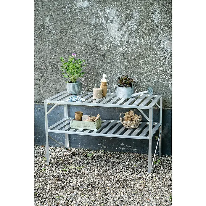Halls Gewächshaus-Tisch - 120,8 x 76 cm, Aluminium, Doppelte Ablageebene - Gartenarbeitstisch mit zwei Ablagen, darauf Pflanzen, Töpfe und Gartengeräte. Ideal für Gartenliebhaber, die Ordnung und Stil suchen.