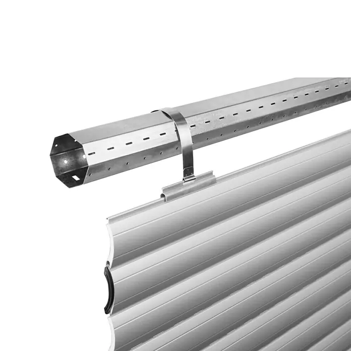 Schellenberg Rollladenaufhängung Maxi - Gurtbreite: 18 mm - 23 mm - Nahaufnahme einer Rollladenkonstruktion mit einer achteckigen Welle und Lamellen, die für Stabilität und Funktionalität sorgen.