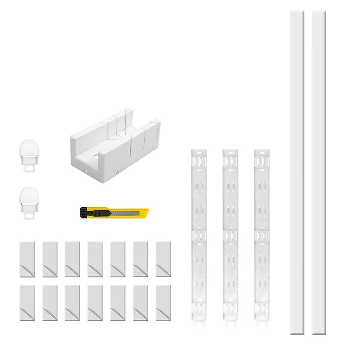 Schellenberg Kabelkanal System M Starterset - L x B x H: 2.100 x 35 x 15 mm, Weiß - Produktansicht eines weißen Montagesets mit Gehrungslade, Schneidlade und Zubehör für die Montage.