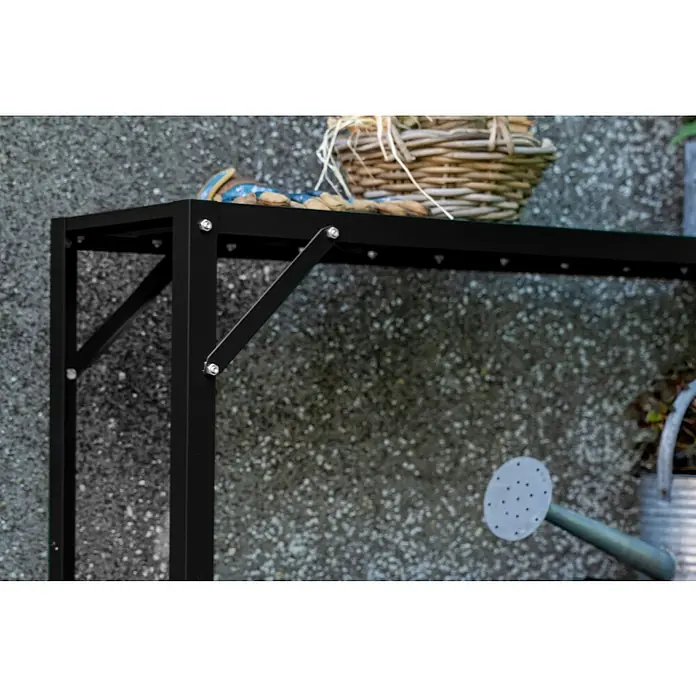 Halls Aufsatz für Gewächshaus-Tisch - 120,8 x 26 x 3,7 cm, Schwarz, Passend für: Halls Tische ( 1 Ablagefläche) - Nahaufnahme eines schwarzen Pflanztisches mit Korb und Gießkanne, der Stabilität und Funktionalität für den Garten bietet.