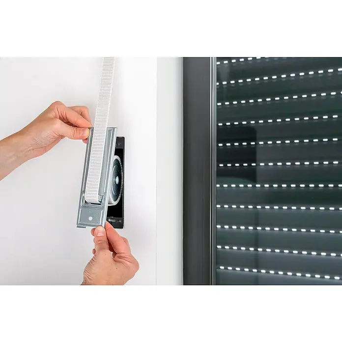 Schellenberg Rollladen-Gurtwickler Maxi - Lochabstand: 135 mm, Gurtbreite: 23 mm, Max. Gurtlänge: 5,6 m - Nahaufnahme des Einbaus eines Gurtwicklers für Rollläden, der eine einfache Bedienung und Installation des Rollladensystems ermöglicht.